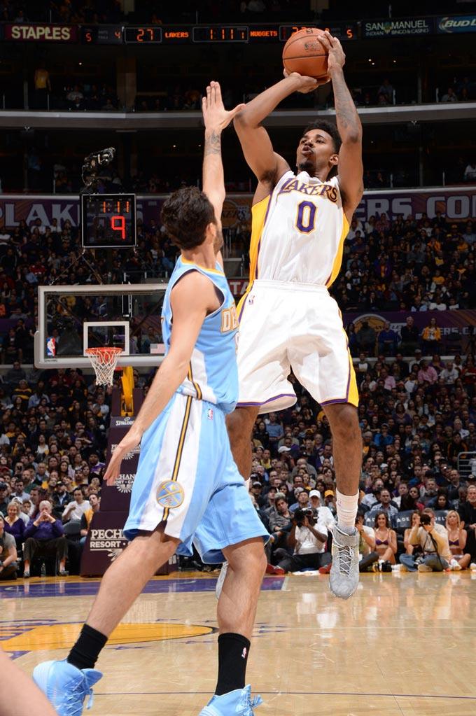 12月13日NBA看点：库里复出战群狼，老鹰、活塞强强对话（12月13日NBA前瞻：库里归来迎战森林狼，老鹰与活塞上演焦点之战）