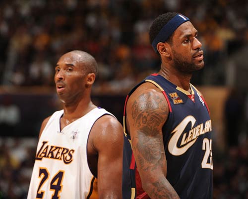 NBA：湖人险胜火箭 詹姆斯砍下全场最高分（湖人惊险击退火箭，詹姆斯轰全场最高分）